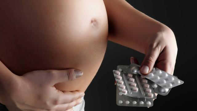 Iodine in pregnancy - pregnant belly_with pills
